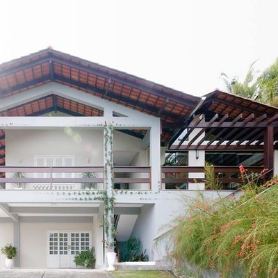 CASA COM CÓRREGO E AMPLO TERRENO NA ILHA DA FIGUEIRA