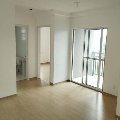 Sala com piso de madeira, parede branca, varanda fechada de vidro.