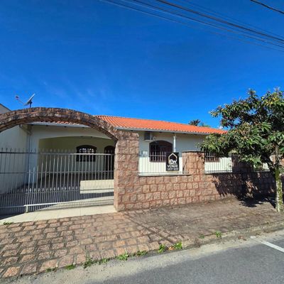 Casa Averbada com 4 Quartos, Escritório e Ampla Área de Festas – Bairro São Luís, Jaraguá do Sul/SC - Casa em São Luís, Jaraguá do Sul - à venda - EW Imóveis