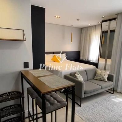 quarto com cama, cortinas e iluminação embutida
