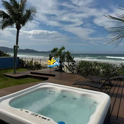 Casa Frente Mar com Spa - Casa em Canto Grande, Bombinhas - para temporada - Imobiliária Lenita Imóveis