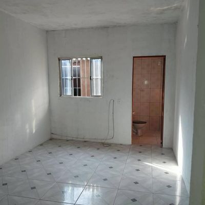 Sala com janela, acabamento em paredes brancas e piso de cerâmica