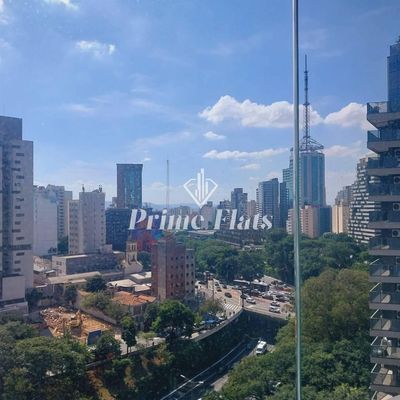 Visão de cidade com prédios, árvores e céu parcialmente nublado