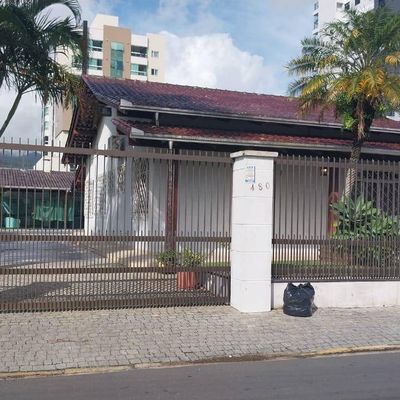 Casa de Alto Padrão à Venda — Centro de Camboriú