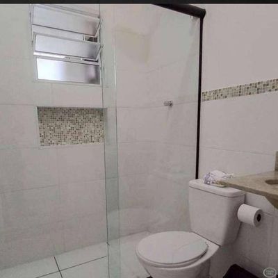 banheiro azulejado moderno compacto