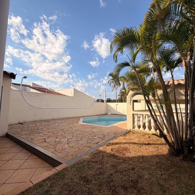 SOBRADO COM PISCINA NO JEQUITIBÁS