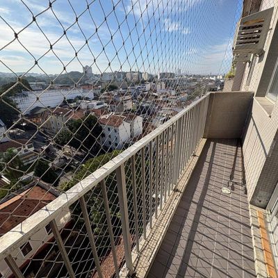 Á VENDA,  APARTAMENTO COM VARANDA, SALA, 2 QUARTOS E VAGA NA ESCRITURA. NO MELHOR TRECHO DA RUA IBITURUNA - Tijuca