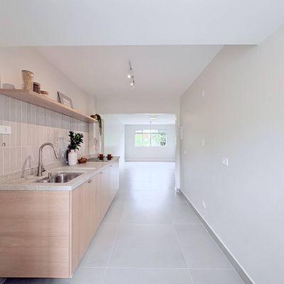 Cozinha clean com pia de inox, bancada de granito e acabamento suave