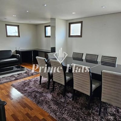 Sala com janelas amplas, mobiliário moderno, piso de madeira, iluminação natural