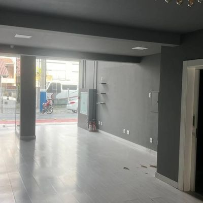 SALA COMERCIAL COM MEZANINO NO CENTRO DE BALNEÁRIO CAMBORIÚ - Salas Comerciais em Centro, Balneário Camboriú - para locação - LIBERATIO IMOBILIARIA LTDA