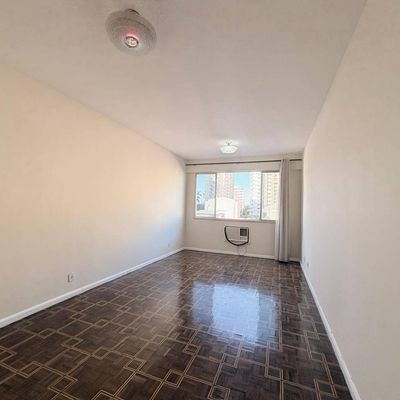 Apartamento para alugar na Rua Professor Gabizo. Apenas 750 metros do metrô Afonso Pena. Sol da manhã, sala, 3 quartos com suíte, copa cozinha com armários, dependências e 2 vagas de garagem. - Apartamento em Maracanã, Rio de Janeiro - para locação - MIGUEZ IMOBILIÁRIA