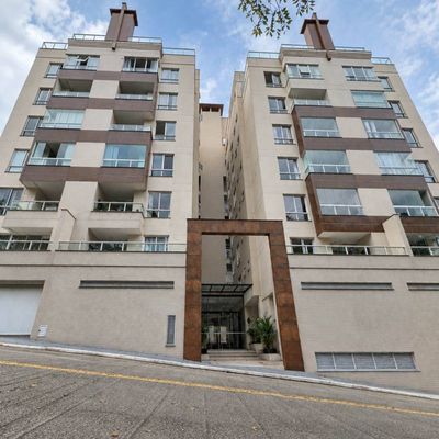 Prédio de apartamento com acabamento claro