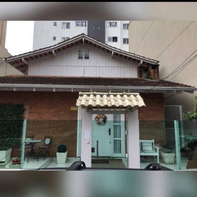 CASA EXELENTE PARA INVESTIR NO CENTRO DE BALNEÁRIO CAMBORIÚ