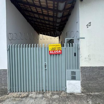 Portão de entrada com estrutura metálica