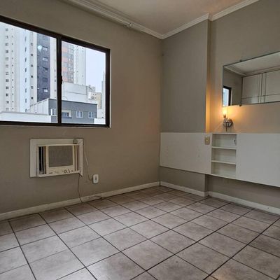 Ambiente interno com janela, ar-condicionado e iluminação artificial.