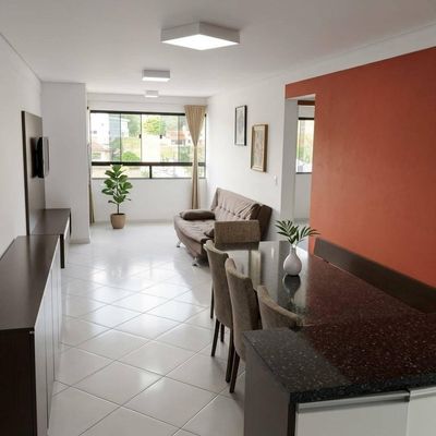 Sala com janela e plantas
