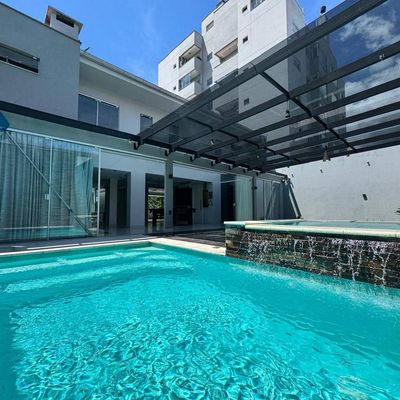 Casa no Centro de Jaraguá do Sul à Venda com Quatro Suítes sendo Uma Master