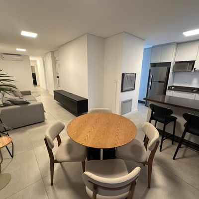 Apartamento para locação anual, mobiliado e equipado, com 2 quartos (sendo duas suítes), 2 vagas de garagem privativas, Edifício Granada, no bairro Centro, Balneário Camboriú-SC - Apartamento em Centro, Balneário Camboriú - para locação - I3 CORRETORES ASSOCIADOS S/S