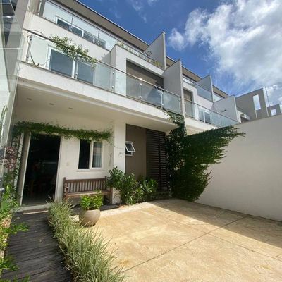 SOBRADO TRIPLEX NA PRAIA BRAVA! - Apartamento em Balneário Camboriú - à venda - Praia Imóveis