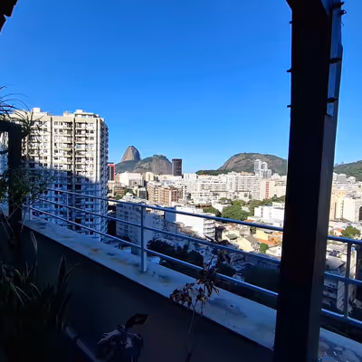 COBERTURA DE ALTO PADRÃO - UMA OBRA-PRIMA NAS ALTURAS DO RIO DE JANEIRO com 442 m² e vista panorâmica para o Pão de Acúcar e Cristo redentor. Possui 4 quartos, 4 banheiros, cozinha planejada, am pla sala de estar e jantar, escritório, varandas laterais am - Cobertura em Botafogo - à venda - MIGUEZ IMOBILIÁRIA