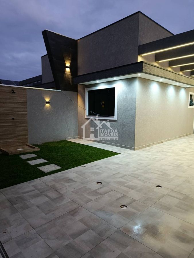 Casa com piscina alto padrão de acabamento no Balneário Paese